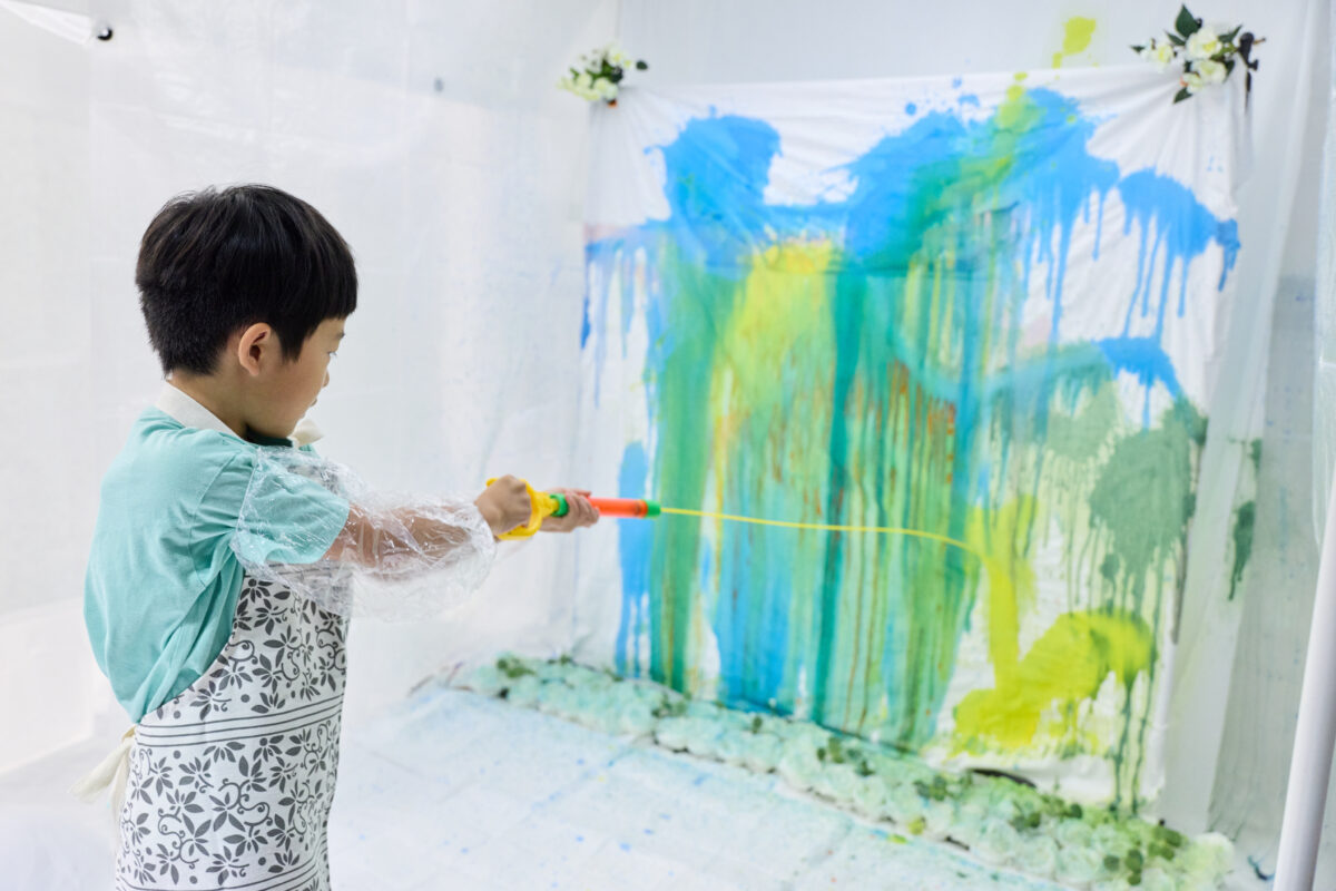 コスメ絵具で白布をキラキラにデザイン〜水鉄砲アートを楽しもう〜